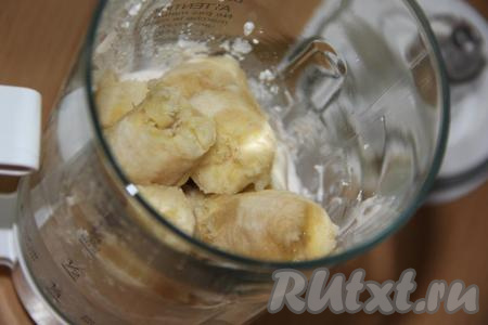 Затем добавить кусочки бананов.