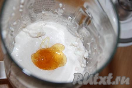 Пробить массу погружным блендером до однородного и гладкого состояния. Добавить мёд и ещё раз пробить блендером.