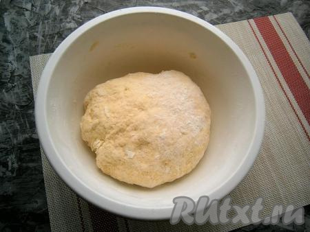 А затем влить 1 столовую ложку растительного масла и замесить руками плотное, почти не липнущее тесто, которое прикрыть полотенцем и оставить при комнатной температуре на 20 минут.