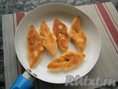 Жарить вергуны на достаточном количестве растительного масла, предварительно разогретого в сковороде, до румяности с двух сторон. Жарятся они достаточно быстро. 