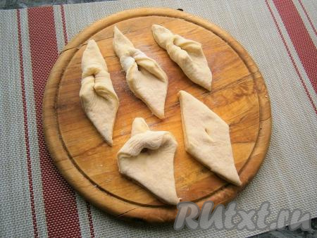 Верхний угол каждого ромба продеть в отверстие и вывернуть его, как показано на фото.