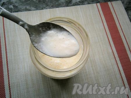 В кефир комнатной температуры всыпать соду, перемешать и оставить на 10 минут. Должна произойти реакция гашения соды - кефир начнет пениться.