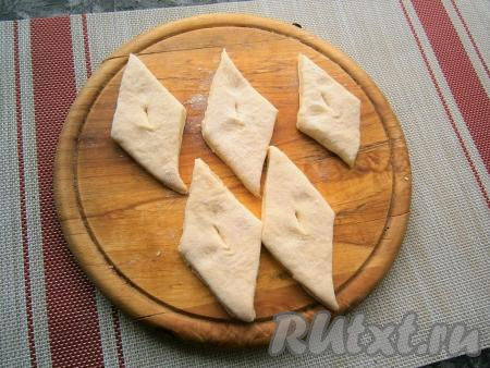 В середине каждого ромба прорезать ножом небольшое отверстие.