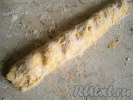 Накрыть вишню верхней частью теста, концы хорошенько слепить.