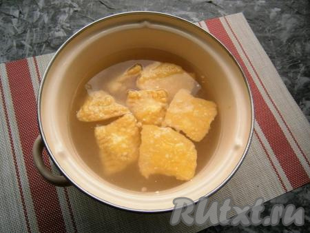 В кипящую воду поместить творожные вареники с вишней, после закипания воды уменьшить огонь и варить минут 5-6 (до всплытия).