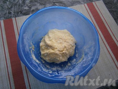 Замесить мягкое и нежное творожное тесто, которое будет чуть липким.
