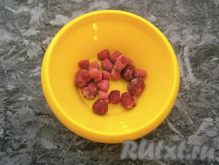 В глубокую посуду поместить ягоды (я поместила малину и клубнику). Если ягоды замороженные, дайте им немного разморозиться.