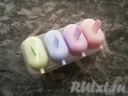 Накрыть крышечками с палочками (если используете пластиковую форму, тогда просто закройте её крышкой).