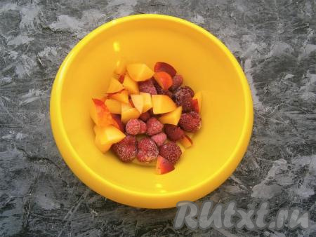 Из нектарина удалить косточку, нарезать его на кусочки, добавить&nbsp;к ягодам.