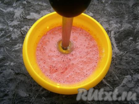 Взбить нарезанные ягоды, фрукты и йогурт погружным блендером до однородности. Влить фруктовый (или ягодный) сок и ещё раз хорошенько взбить.