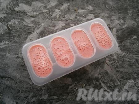 Разлить полученную смесь по формочкам для мороженого (или налить в пластиковую форму).