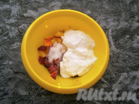 Сюда же всыпать сахар и добавить йогурт (или молоко, или сливки, или сметану).