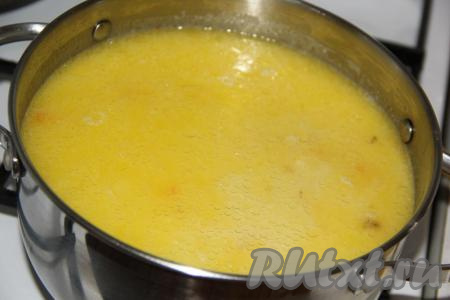 Как только картофель будет готов (станет мягким), влить в суп тонкой струйкой крахмальную смесь, непрерывно помешивая, затем довести до кипения.