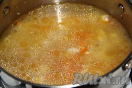 Затем влить 2 литра горячей воды.