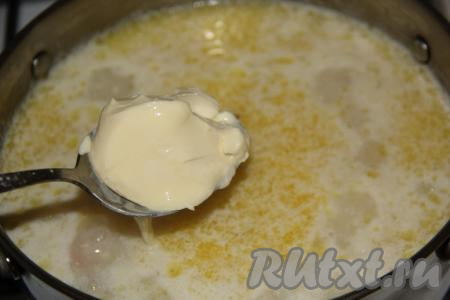 Добавить три столовые ложки плавленного&nbsp;сыра, перемешать.