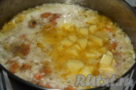 Очищенные клубни картофеля нарезать на средние&nbsp;кубики и выложить в кастрюлю с супом, после закипания уменьшить огонь и варить минут 15.