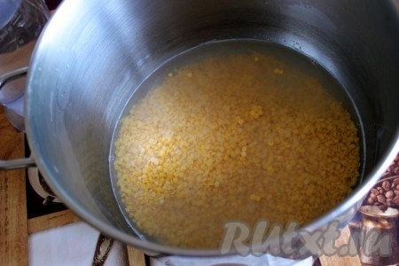 Чечевицу желтую промойте, залейте водой, доведите до кипения, уменьшите огонь и варите на слабом огне 15-20 минут.