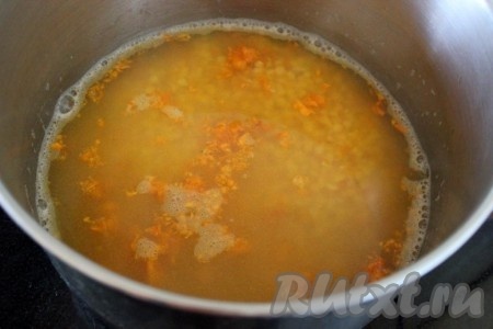 Добавьте морковное пюре в бульон к чечевице.