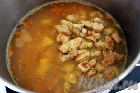 Осталось закинуть готовые кусочки курицы в бульон из чечевицы с морковью и суп практически готов.