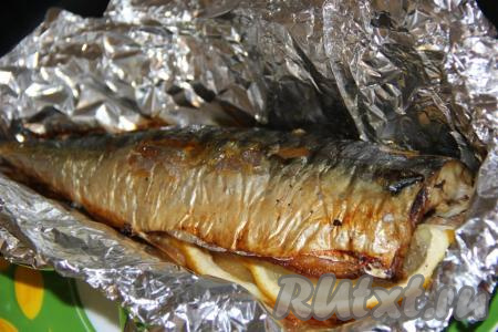 Запекать скумбрию с лимоном в разогретой духовке, примерно, 25 минут при температуре 200 градусов. Рыбка покроется красивой золотистой корочкой.