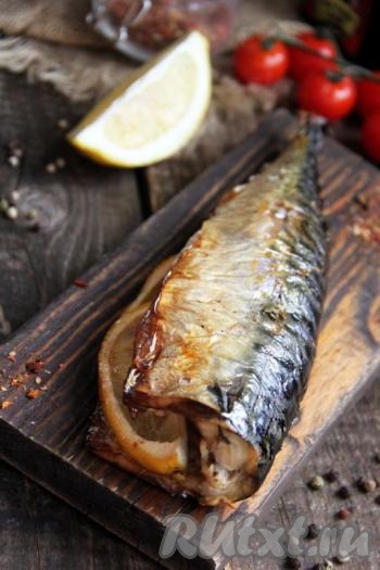 Сочную, нежную, ароматную скумбрию, запечённую в духовке с лимоном, подать к столу в горячем виде. Кстати, и остывшая рыба тоже очень вкусная. Такая аппетитная рыбка, наверняка, понравится многим!