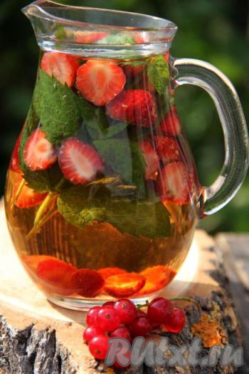 Через трое суток процедить напиток и разлить по бокалам. Майское вино, приготовленное по этому рецепту, получается очень красивым. Клубника и мята прекрасно дополняют и украшают вкус и аромат белого вина, делая напиток достаточно интересным.