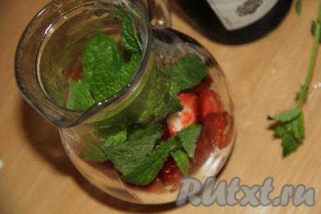 Мяту слегка помять и выложить в графин.