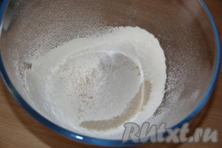 Для приготовления теста в глубокую миску всыпать просеянную муку, сахар, соль и дрожжи, перемешать мучную смесь.