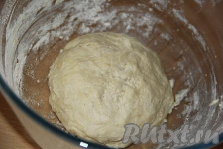 Замесить вначале ложкой, а затем руками тесто. Оно получится слегка липким, но муку добавлять не нужно! Оставить тесто в миске, накрыв полотенцем, на 1 час.