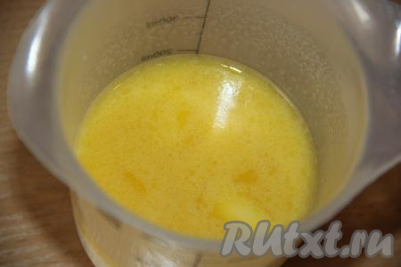 Прогреть молоко&nbsp;до полного растворения масла (я обычно ставлю стакан с молоком и маслом в микроволновку на 1-2 минуты, молоко становится горячим и масло полностью растапливается, можно, конечно, приготовить молочно-масляную смесь на плите в сотейнике). Смеси молока и масла дать остыть до тёплого состояния.