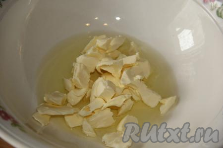 Для приготовления начинки влить в миску яичный белок, добавить кусочки мягкого сливочного масла (для того чтобы масло стало мягким, заранее достаньте его из холодильнике и оставьте при комнатной температуре), слегка взбить вилкой.