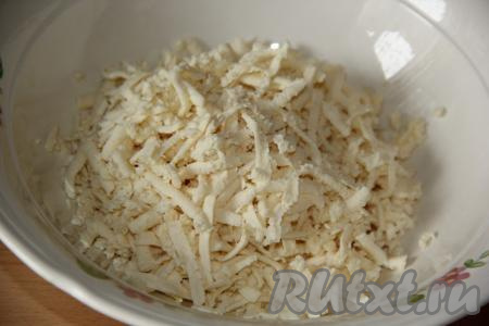 Затем в смесь масла и белка добавить сыр сулугуни (у меня было немного домашнего сыра, я добавила и его), натёртый на тёрке, перемешать и начинка для хачапури готова.