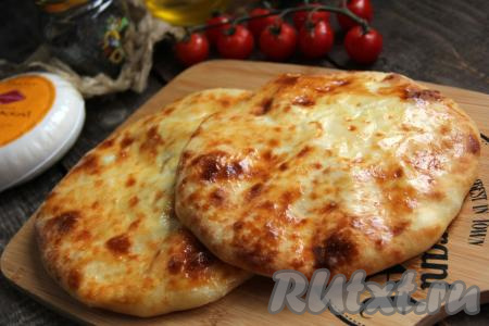 Подать домашние хачапури в горячем виде, смазав их растопленным сливочным маслом. Очень вкусная выпечка! Сочетание теста с сыром сулугуни получается отменным, попробуйте!