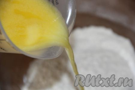 Тёплую молочно-масляную смесь влить в мучную смесь.