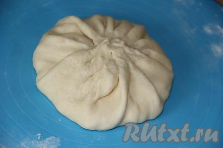 Собрать тесто в в виде мешочка (как на фото), начинка окажется внутри.