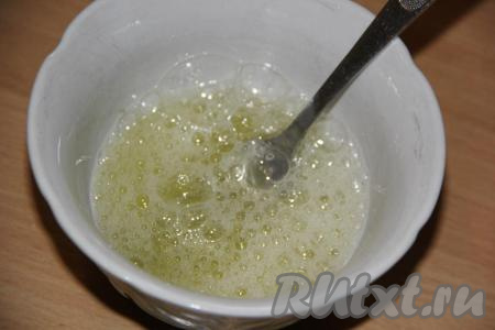 Яйцо (я использовала два яичных белка) взбить вилкой.