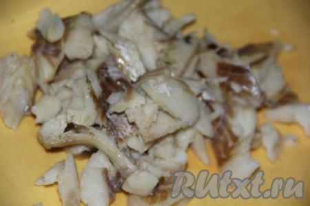 Готовую рыбу достать из бульона и отделить мякоть от костей.