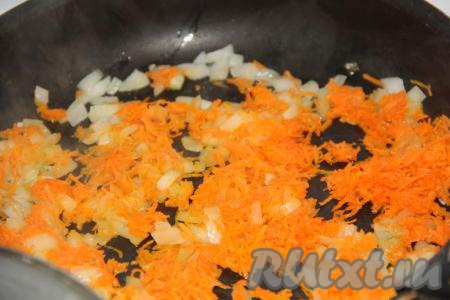 Обжарить овощи, не забывая периодически перемешивать, в течение 5 минут.