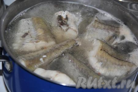 Выложить кусочки минтая в кастрюлю и залить, примерно, 2,5 литрами воды, отправить на огонь. Бульон довести до кипения, снять пену, уменьшить огонь и варить рыбу, примерно, 20 минут.&nbsp;