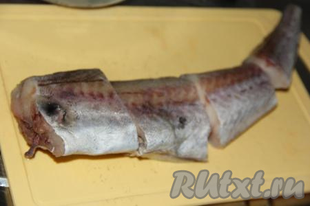 Тушку минтая промыть под проточной водой, если рыба не потрошёная, тогда голову и хвост нужно отрезать, а внутренности удалить. Разрезать рыбу на 3-4 части.