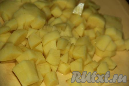 Картофель очистить и нарезать на кубики.