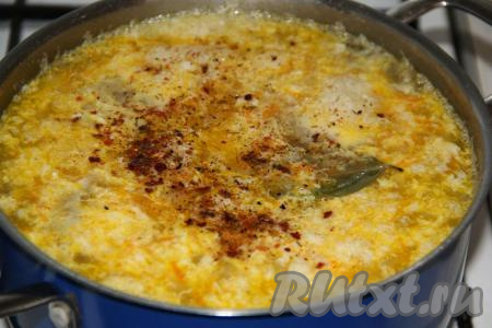 Добавить соль, специи и лавровый лист, довести до кипения, снять рыбный суп с огня и дать настояться под крышкой минут 10-15.