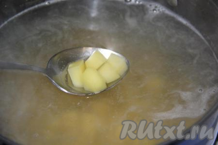 Рыбный бульон процедить и довести до кипения, затем добавить нарезанный картофель и варёное филе минтая.