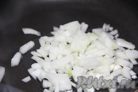 Луковицу и морковку очистить. Лук мелко нарезать и обжарить на сковороде с добавлением растительного масла, иногда помешивая, до золотистого цвета на среднем огне.