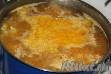 Когда рис с картошкой проварятся минут 15, добавить в рыбный суп из минтая обжаренные овощи и варить минут 5-7.