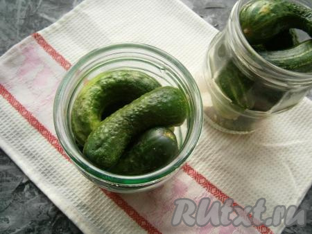 Плотно наполнить баночки корнишонами.