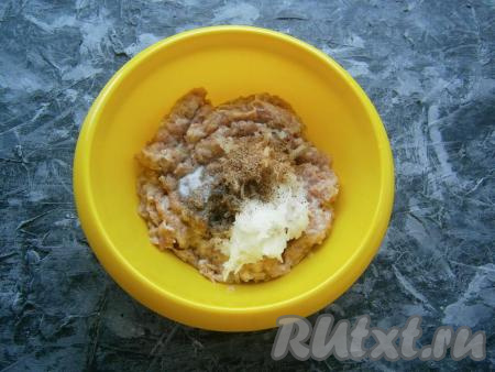 Для приготовления начинки в фарш добавить прокрученный на мясорубке (или натёртый на тёрке) очищенный репчатый лук, а также соль, кориандр и чёрный молотый перец, тщательно перемешать.