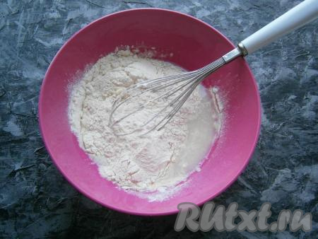 Сюда же влить 1 столовую ложку уксуса, перемешать. Добавить частями просеянную муку, замешивая тесто.