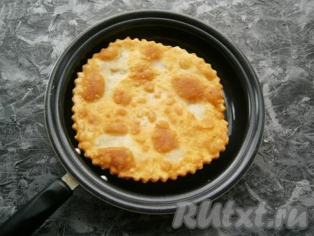 Таким же образом подготовить все 5 лепёшек. Далее жарить лепёшки с фаршем на разогретой с достаточным количеством подсолнечного рафинированного масла сковороде, прикрыв крышкой, на среднем огне до румяного цвета с двух сторон.