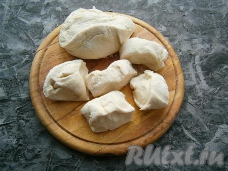 Тесто разделить на 2 части, каждую - поделить ещё на 5 частей.